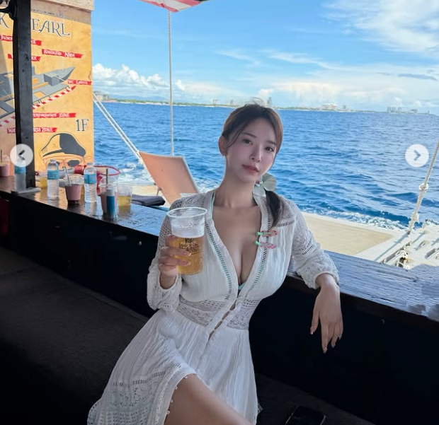 禾羽穿比基尼搭船出遊。(圖/翻攝禾羽IG)